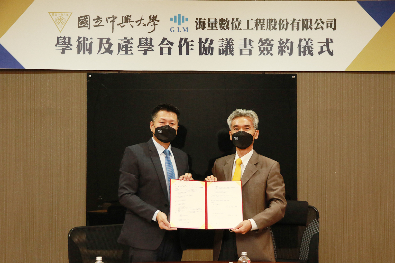 中興大學薛富盛校長（右）與海量數位工程施中仁總經理（左）代表簽約