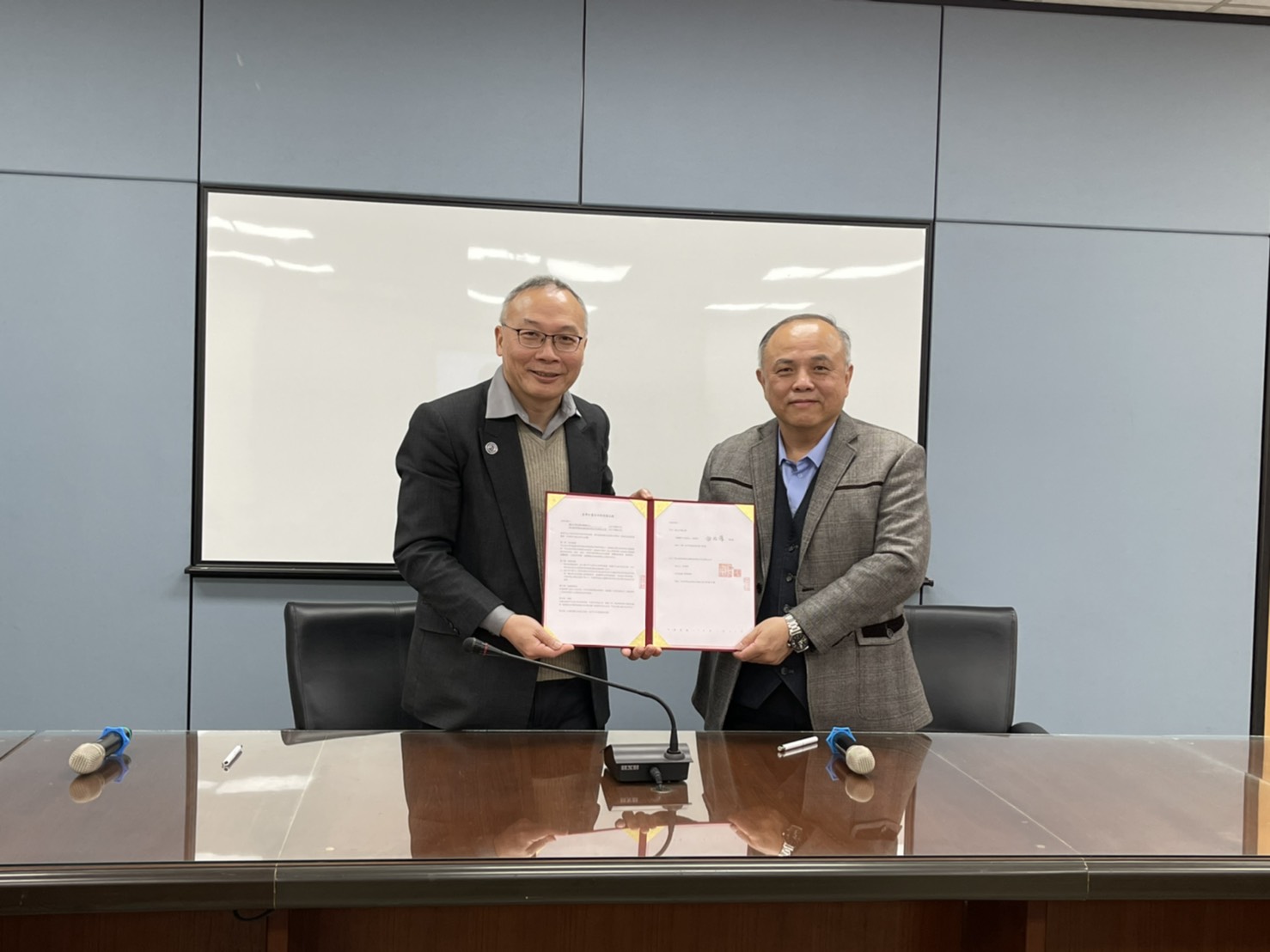 興大大數據中心施因澤主任（左）與新加坡商網達先進科技林明賢副總（右）代表簽約。